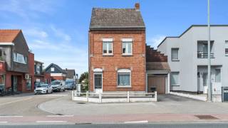 Ruime halfopen bebouwing met loods op toplocatie in Wilsele (Leuven)<br /><br />Immo3000 biedt u deze grote HOB mét loods aan op een uitstekend bereikbare (commercieel interessante) ligging in Wilsele.<br /><br />De woning werd al deels gerenoveerd: zo zijn er nieuwe ramen geplaatst en is er een gascondensatieketel voorzien. Keuken en badkamer zijn perfect functioneel, maar kunnen met een beperkte renovatie naar eigen smaak opgefrist worden.<br /><br />Indeling woning:<br /><br />Gelijkvloers: inkomhal, ruime living, aansluitend keuken en badkamer (aanbouw), achteraan een overdekt terras. Aan de rechterzijde een zeer ruime inpandige garage (plaats voor min. 2 wagens, momenteel deels ingericht als wasplaats).<br /><br />1e verdieping: 2 slaapkamers en een sanitaire ruimte.<br /><br />2e verdieping: extra ingerichte kamer.<br /><br />Extra troef:<br />Achteraan het perceel bevindt zich een grote loods, jarenlang gebruikt als atelier/stockage door een dakwerker. Daarachter is er nog een gezellige, westgerichte tuin.<br /><br />Bent u op zoek naar een projectwoning met uitzonderlijk veel ruimte en de mogelijkheid tot het uitbouwen van een atelier of stockageplaats? Dan is dit de ideale kans!<br /><br />Bel 016 60 3000 en plan vandaag nog uw bezoek.