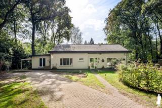 <p><strong>Volledig gerenoveerde gelijkvloerse woning met 2 slaapkamers en zonnige tuin in een rustige, bosrijke omgeving te Essen Wildert</strong></p>
<p>Verscholen in een <strong>groene en bosrijke omgeving</strong> bevindt zich deze volledig gerenoveerde woning waar rust, privacy en hedendaags wooncomfort mooi samenkomen. De woning is volledig gelijkvloers ingericht en onderscheidt zich door haar <strong>stijlvolle afwerking, royale leefruimte, prachtige open keuken, 2 slaapkamers en luxueuze badkamer</strong>. Buiten zorgen de <strong>zuidgerichte tuin, het ruime overdekte terras en het volledig omheinde perceel</strong> voor een bijzonder aangename woonomgeving.</p>
<p><strong>Gelijkvloerse verdieping<br /></strong>- Verzorgde inkomhal met <strong>vestiaire en afzonderlijk gastentoilet met handenwasser<br /></strong>- Glazen inkomdeur met zijlicht zorgt voor een aangename natuurlijke lichtinval<br />- Kwalitatieve houten binnendeuren doorheen de woning<br />- Royale en lichtrijke <strong>leefruimte met visgraatparket</strong>, grote raampartijen en zicht op het omliggende groen<br />- Open indeling met comfortabele zithoek, eetruimte en keuken<br />- Stijlvolle <strong>open keuken met royaal centraal eiland</strong>, veel kastruimte en uitgebreid geïntegreerd toestellenpakket<br />- Rechtstreekse verbinding vanuit de leefruimte naar het <strong>overdekte terras en de tuin<br /></strong>- <strong>2 volwaardige slaapkamers</strong>, waarvan de ruime hoofdslaapkamer geniet van veel natuurlijke lichtinval<br />- Luxueus afgewerkte badkamer met <strong>ruime inloopdouche en lavabomeubel</strong><br />- Voormalige garage ingericht als <strong>ruime hobbyruimte/berging</strong>, met tal van gebruiksmogelijkheden<br />- Woning is deels onderkelderd en beschikt bijkomend over een kruipruimte<br />- Praktische <strong>bergzolder</strong> bereikbaar via een luik</p>
<p><strong>Tuin en buitenruimte<br /></strong>-<strong> Zonnige, zuidgerichte tuin</strong> omgeven door volwassen bomen en groen<br />- Bosrijke setting met een hoge mate van <strong>rust en privacy<br /></strong>- Ruim terras aansluitend op de leefruimte<br />- <strong>Overkapping met glazen dak</strong>, waardoor ook bij minder goed weer van de tuin kan worden genoten<br />- Volledig omheind perceel met <strong>automatische toegangspoort en afzonderlijk zijpoortje<br /></strong>- Parkeergelegenheid voor <strong>minstens 3 wagens</strong> op eigen terrein<br />- Tuinhuis en bijkomende praktische buitenruimte<br />- Buitenverlichting en buitenkraan aanwezig</p>
<p><strong>Bijzonderheden<br /></strong><strong>- Volledig gerenoveerde en instapklare woning<br /></strong>- Volledig <strong>gelijkvloers woonprogramma<br /></strong>- <strong>2 slaapkamers<br /></strong>- Hoogwaardige en sfeervolle interieurafwerking<br />- Royale leefruimte met <strong>visgraatparket<br /></strong>- Stijlvolle open keuken met groot eiland<br />- Luxueuze badkamer met ruime inloopdouche<br />- PVC ramen met dubbele beglazing<br />- Dak, muren en kruipruimte geïsoleerd tijdens de renovatie<br />- Videofoon en rookmelders aanwezig<br />- Ruime hobby-/bergruimte<br />- Bergzolder en gedeeltelijke kelder<br />- <strong>Zuidgerichte tuin en ruim overdekt terras<br /></strong>- Volledig omheind perceel met automatische poort<br />- Mogelijkheid tot <strong>permanente bewoning mits functiewijziging </strong></p>
<p><strong>Ligging</strong></p>
<p>Gelegen in de Violetlaan in Essen Wildert, in een <strong>bijzonder groene en bosrijke omgeving</strong> waar rust en privacy centraal staan. De volwassen bomen en het omliggende groen creëren een aangename, natuurlijke woonsetting, terwijl het centrum van Essen en de dagelijkse voorzieningen vlot bereikbaar blijven.</p>
<p><strong>Een instapklare woning voor wie gelijkvloers wooncomfort, een hoogwaardige renovatie en een rustige, groene woonomgeving wil combineren.</strong></p>
<p>Bewoonbare opp. 134 m² ref.: bruto vloeropp. EPC-certificaat.</p>