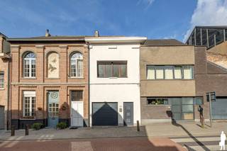 Ontdek deze instapklare, gerenoveerde woning in het hart van Steendorp, op wandelafstand van de Schelde en vlakbij winkels, scholen en openbaar vervoer. Dankzij de gunstige EPC-score B, conforme elektrische installatie, zonnepanelen met thuisbatterij en centrale verwarming op aardgas combineert deze woning hedendaags wooncomfort met een energiezuinige aanpak.<br /><br />Gelijkvloers<br />Inkomhal<br />Lichtrijke leefruimte<br />Volledig uitgeruste keuken met dubbele spoelbak, inductiekookplaat en dampkap<br />Badkamer met lavabo, douchecabine, toilet, aansluiting voor wasmachine en handdoekradiator<br />Inpandige garage<br />Vooraan een extra poort voor fietsen of motoren<br /><br />Eerste verdieping<br />Nachthal<br />Twee ruime slaapkamers<br />Apart toilet<br /><br />Kelderverdieping<br />Zeer ruime, volwaardige kelderverdieping met tal van mogelijkheden<br /><br />Tuin &amp; terras<br />Gezellig terras met ruimte voor een loungehoek<br />Aangelegde, hellende tuin die uitmondt in een rustige groene zone<br />Achteraan een poortje met rechtstreekse toegang via een achtergelegen voetweg<br /><br />Algemeen<br />EPC-score B<br />Conforme elektrische installatie<br />zonnepanelen met thuisbatterij<br />Centrale verwarming op aardgas<br />PVC- en houten ramen met hoogrendementsglas<br />Rolluiken aanwezig<br />Uitstekende ligging nabij de Schelde, winkels, scholen en invalswegen<br /><br />Deze verzorgde woning biedt een uitstekende combinatie van ruimte, comfort en energiezuinigheid. De grote kelder, inpandige garage, zonnige tuin en gunstige ligging maken dit een ideale gezinswoning voor wie op zoek is naar een instapklaar thuis in Steendorp. Een bezoek is absoluut de moeite waard!<br /><br />Op zoek naar een woning, appartement of bouwgrond in het Waasland of de Denderstreek?<br />De Boer &amp; Partners Waas &amp; Dender begeleidt u graag bij de aankoop of verkoop van vastgoed in deze ruime regio.<br />Wenst u dit pand te bezoeken? Contacteer ons via waasendender@deboerenpartners.be of 03 377 55 00.