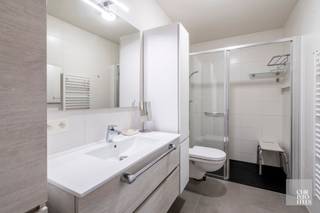 INDELING:Appartement 0.4 is gelegen op het gelijkvloers en heeft een privatieve inkomhal met vestiaire en gastentoilet, leefruimte met zuidelijk...