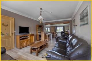 <strong>Immo Van Middelem biedt deze deels op te frissen, goed gelegen 3-gevelwoning aan met 3 ruime slaapkamers, een bureau/polyvalente ruimte, staanplaats en een zonnige tuin nabij het centrum van het St.-Katherina-Lombeek (Ternat).<br /></strong><br />De woning bevindt zich op een perceel van +/-1a33ca. De tuin van +/-4a75ca is eigendom van de NMBS, maar mag gebruikt worden op basis van een bezettingsovereenkomst van onbepaalde duur.<br /><br />Gunstige locatie met het treinstation van Ternat, winkels, scholen, sportfaciliteiten en cultuurcentrum ‘De Ploter’ op wandel- of fietsafstand. De oprit naar de E40 bevindt zich op slechts 1 km, wat zorgt voor een vlotte verbinding.<br />Recht tegenover de woning is het mogelijk om een dubbele garage te huren aan 150 €/maand.<br /><br />De indeling is als volgt:<br />- GELIJKVLOERS: inkomhal met WC, lichtrijke leefruimte (salon en eetplaats) met aansluitende keuken die uitgeeft op het terras en de tuin;<br />- 1e VERDIEPING: nachthal, 3 ruime slaapkamers, een bureau/polyvalente ruimte (doorgangskamer), badkamer met douche in bad en een WC;<br />- KELDER: volledig onderkelderd met atelier, wasplaats en extra WC;<br /><br />EPC: 230kWh/m² – Label C (UC: 3632355)<br />Centrale verwarming op gas (2015).<br />Nieuwe ramen sinds 2015.<br />Gevel- en dakrenovatie met dakpanplaten in 2021.<br />Vrij bij akte.