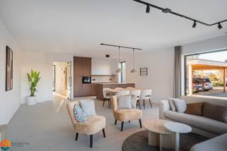 Op een prachtige en rustige locatie in Noorderwijk, vlakbij het centrum, winkels, scholen en openbaar vervoer, bevindt zich deze energiezuinige nieuwbouwwoning (BEN) met 3 slaapkamers. De woning combineert privacy en groen uitzicht met de voordelen van modern wonen volgens de strengste energienorm: Bijna Energie Neutraal (E-peil < 20). Bovendien is er in Diesterpark te Noorderwijk onder bepaalde voorwaarden aankoop aan 6% BTW mogelijk.<br /><br />Deze stijlvolle villa wordt uitgerust met een warmtepomp, vloerverwarming, zonnepanelen, een volledig ingerichte keuken en een moderne badkamer. U heeft nog de mogelijkheid om de afwerking mee te bepalen volgens het lastenboek.<br /><br />Let op: de getoonde afwerking is louter indicatief en vormt geen weergave van de specificaties in het lastenboek.<br /><br />We betreden de woning via de inkomhal met gastentoilet en vestiaire. De lichtrijke leefruimte biedt plaats voor een gezellige zithoek en een aparte eetruimte. De open keuken is mooi geïntegreerd en voorzien van kwalitatieve toestellen. Vanuit de leefruimte heeft u toegang tot het ruime terras en de zonnige tuin, waar u in alle rust en privacy kunt genieten. Op het gelijkvloers vindt u tevens een praktische berging. Op de eerste verdieping geeft de nachthal toegang tot drie slaapkamers, een apart toilet en een badkamer uitgerust met dubbele lavabo, inloopdouche en bad. Carport verplicht bij aan te kopen.<br /><br />Dit is een uitstekende opportuniteit als u op zoek bent naar een kwalitatieve nieuwbouw woning met 3 slaapkamers op een centrale locatie. Contacteer ons voor meer informatie op 0474/78 07 73 of neem een kijkje op www.boonstravastgoed.be.<br /><br />Bijzonderheden:<br />- Nieuwbouw<br />- 3 slaapkamers<br />- Rustige ligging