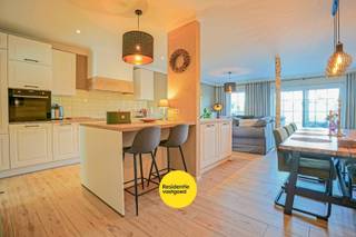 Recente gezinswoning (2019) met 5 slaapkamers en zonnige tuin – Nieuwpoort Stad op 356 m².<br />Instapklare rijwoning met 171 m² bewoonbare oppervlakte met op het gelijkvloers: inkom met gastentoilet, lichtrijke leefruimte met open ingerichte keuken (50 m²) en wasruimte.<br />Verdiepingen: 5 slaapkamers en badkamer met inloopdouche en 2de toilet.<br />Westgerichte tuin (280 m²) met ruim terras (36 m²) en tuinberging (20 m²).<br />Extra troeven:<br />✔ 12 zonnepanelen + thuisbatterij (5 kW)<br />✔ Regenwaterput 15.000 L<br />✔ CV op aardgas<br />✔ PVC ramen met hoogrendementsglas<br />✔ EPC A (75 kwh/m²/jaar) - E-peil: 40<br />Ideale, energiezuinige gezinswoning op topligging.<br />De vermelde prijs is een richtprijs, elk bod wordt overgemaakt aan de eigenaar die zich het recht voorbehoud het bod al dan niet te aanvaarden.<br />KIJKDAG zaterdag 14/3/26 tussen 13u30 en 15u30 (via residentievastgoed.be)