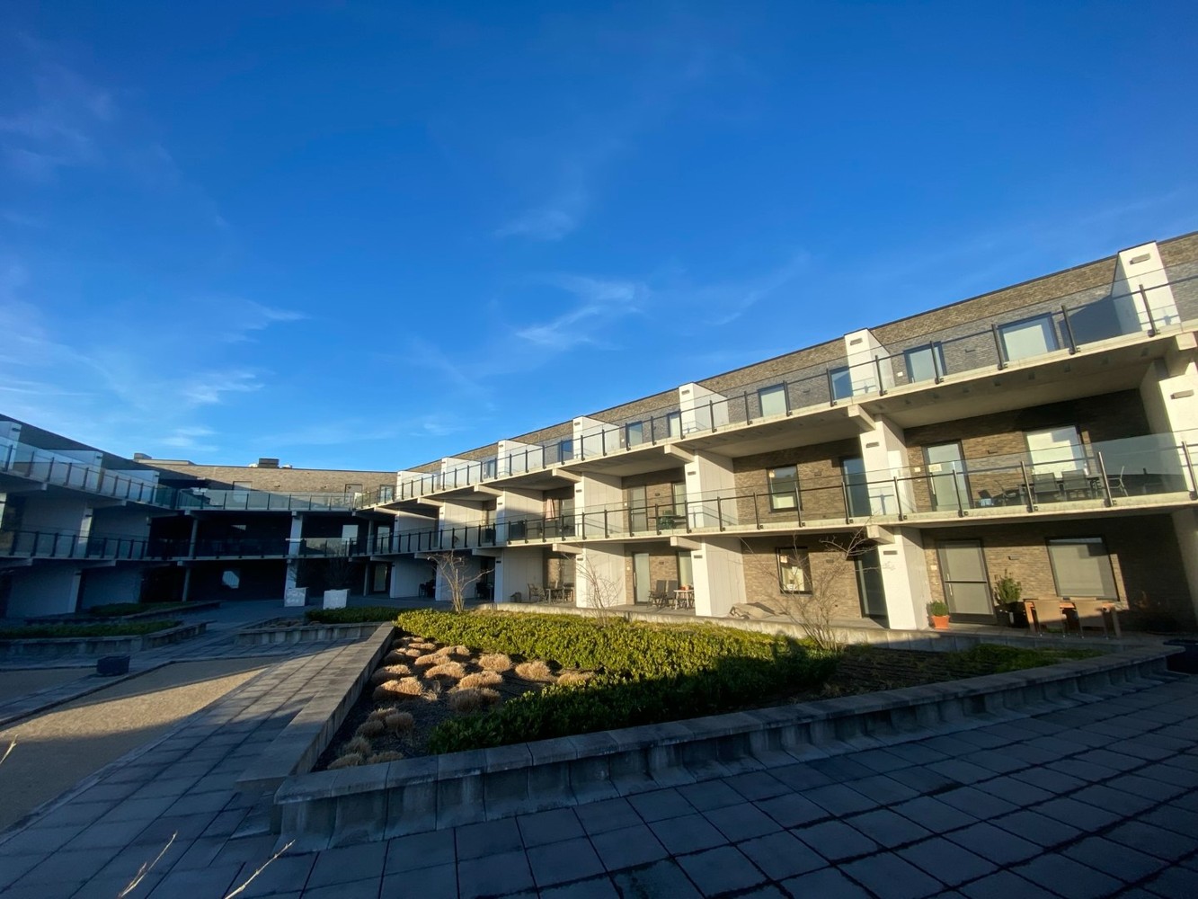 Nieuwbouwappartement met één slaapkamer gelegen in het commercieel en bruisend centrum van Eisden. Een appartement voor wie wil wonen in een gezellig en comfortabel complex voorzien van tal van faciliteiten. - foto 2