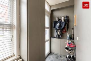Deze charmante rijwoning met 4 slaapkamers en garage bevindt zich tussen het station Gent St-Pieters en het UZ gent. Werkelijk een toplocatie, strategisch zeer goed gelegen!<br /><br />Het centrum van Gent is gemakkelijk te bereiken te voet en per fiets. Ook via het openbaar vervoer ben je op enkele minuten in de bruisende stad.<br />Het station is gelegen op enkele minuten fietsen. Op het einde van de straat bevindt zich een supermarkt, altijd handig. Tal van scholen (Univ en HO), restaurants, zijn op wandel en/of fietsafstand terug te vinden. Ook het zwembad strop ligt in de buurt. <br />Kortom, met de ligging van deze woonst is een auto absoluut niet noodzakelijk. <br />Doch ben je op minder dan 3 min op alle belangrijke toegangswegen de E17, E40 en de R4<br /><br />Via de inkomhal komen we terecht in de leefruimte met open keuken. Ook de badkamer met douche en apart toilette is terug te vinden op de beneden verdieping. Nog op het gelijkvloers vinden we een aangename terras, waardoor je altijd kan genieten van de buitenlucht. Een echte meerwaarde in de zomer, zo kan je lekker lang genieten!<br />Zowel op de eerste als op de tweede verdieping bevinden zich telkens 2 zeer ruime slaapkamers. <br /><br />De woning is steeds goed onderhouden en instapklaar. <br /><br />Enerzijds is deze woning ideaal voor wie in Gent wil wonen. De praktische indeling, het terras, de ruime slaapkamers en de garage bieden dit huis alles om er een echte thuis van te maken. Anderzijds kan het ook aanzien worden als investeringsvastgoed. Mede door de ligging, dichtbij alle campussen, en de zeer ruime kamers werden deze steeds verhuurd. Een heel mooie opportuniteit!<br /><br />Beschikbaar bij akte.<br /><br />Interesse? Contacteer dan snel Topvastgoed voor een bezoek op het nummer 0475 700 700.