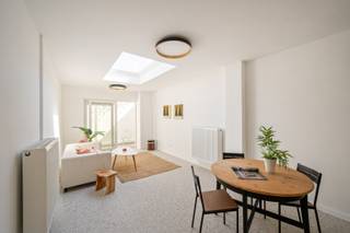 Cette charmante maison entièrement rénovée combine une disposition pratique avec le confort contemporain. En entrant, vous arrivez directement dans la cuisine ouverte et moderne, qui se connecte à la pièce de vie lumineuse avec coin salon et salle à manger. Grâce aux grandes fenêtres et à la disposition réfléchie, vous bénéficiez d'une agréable sensation d'espace. À l'arrière se trouve une cour de ville confortable où vous pourrez profiter de la vie en plein air en toute tranquillité.<br /><br />Au premier étage, vous trouverez une chambre spacieuse, la salle de bains et des toilettes séparées. Le deuxième étage accueille une deuxième chambre à part entière.<br /><br />La maison a été entièrement rénovée et bénéficie d'un label énergétique favorable B, ce qui garantit une habitation économe en énergie et confortable.<br /><br />Un autre avantage est le parc à l'arrière de la maison, qui offre un environnement verdoyant agréable et des possibilités de détente supplémentaires à proximité. Une maison idéale pour les jeunes couples, les célibataires ou les couples à la recherche d'une maison clé en main dans un endroit calme.