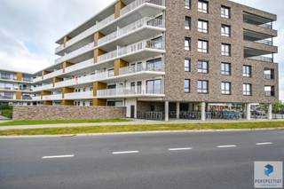 Centraal gelegen ruim  appartement met 3 slpks en autostaanplaatsINDELING: Inkomhal met apart toilet en aparte bergruimte, ruime lichtrijke...