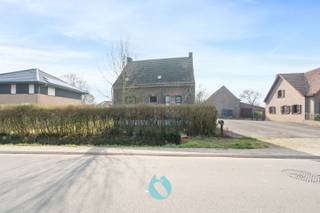 <p>Op een idyllische, landelijke locatie te Watervliet bevindt zich deze authentieke hoeve met tal van mogelijkheden voor wie op zoek is naar ruimte, rust en landelijke potentieel. </p><p>Het aanbod te koop omvat de woning zelf, meerdere stallingen en uitgestrekte weilanden met in totaal bijna 2 hectare grond!</p><p>Ideaal dus voor liefhebbers van het buitenleven, dierenhouderij of een landelijk woonproject.</p><p>De woning verkeert momenteel in zeer slechte staat en dient volledig gerenoveerd of heropgebouwd te worden. </p><p>Uitzonderlijke opportuniteit dus voor wie droomt van een karaktervolle hoeve op een unieke locatie.</p><p>Mogelijks kunnen de weilanden afzonderlijk worden verkocht.</p><p>Voor alle info en bezoek kan u contact opnemen met Bert De Vos op mobiel nummer : 0477 80 75 80.</p><p>Of mailen naar verkoop@vastgoeddevos.be </p>