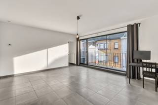 <p>Op een strategische locatie in <strong>Aalst</strong> vinden we dit instapklare appartement terug met een oppervlakte van <strong>103m²</strong>. Het appartement bevindt zich op <strong>wandelafstand</strong> van het centrum van Aalst. Het appartement betreden we via de inkomhal waar men de <strong>zeer lichtrijke en grote leefruimte</strong> terug vindt met aansluitend de <strong>geïnstalleerde keuken</strong>. De badkamer is voorzien van een <strong>ligbad met douche</strong> en een enkele lavabo. Verder vinden we <strong>twee zeer ruime slaapkamers</strong> terug die uitgeven op het <strong>gezellige terras</strong> achteraan het appartement. Het appartement beschikt ook over een <strong>gastentoilet </strong>en een berging. <strong>Geen syndicuskosten - EPC (B) - Dichtbij centrum Aalst</strong></p>