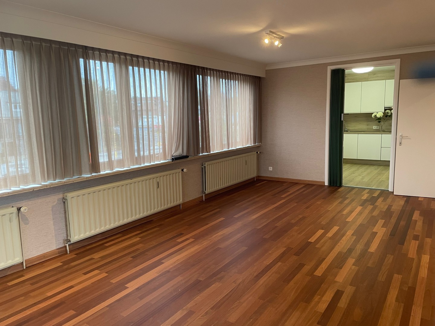 Gerenoveerd ruim appartement met prachtige tuin in Velzeke (Zottegem) - foto 3