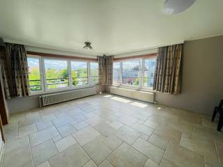 Kristus-Koning, vlakbij de Carrefour NET LICHTRIJK appartement met mooi vergezicht, 2 slaapkamers<br /><br />Inkomhal, gezellige lichtrijke living , ingerichte keuken met gasfornuis, wasmachine, gootsteen, frigo.<br />toilet, 2 mooie slaapkamers met zonnebalkon. nette kelderberging <br />LIFT AANWEZIG tot in de puntjes verzorgd.<br />800 euro per maand + 40 euro voorschot op de algemene kosten. <br /><br />Mogelijkheid om garage bij te huren