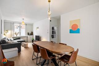 Op een toplocatie, vlakbij het centrum van Mechelen, bevindt zich deze instapklare en smaakvol gerenoveerde woning met drie slaapkamers en...