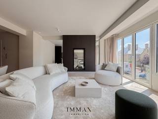 Dit exclusief gerenoveerde appartement is uitzonderlijk gelegen op slechts enkele stappen van de zee, de Dumortierlaan, de Kustlaan en het Van Bunnenplein. De leefruimte is ruim en lichtrijk, met een stijlvolle doorkijkgashaard die de woon- en eetkamer op elegante wijze verbindt met de prachtige en volledige uitgeruste open keuken, die perfect geïntegreerd is in het geheel en uitkijkt op de Dumortierlaan. Het appartement beschikt over drie volwaardige slaapkamers. De master bedroom is voorzien van een ensuite badkamer, terwijl de tweede slaapkamers beschikt over een eigen douchekamer. Twee van de slaapkamers geven rechtstreeks uit op het terras aan de achterzijde. Daarnaast is het appartement voorzien van een aparte douchekamer. Deze exclusieve eigendom wordt verkocht inclusief meubilair en beschikt bovendien over een privatieve kelder. In het gebouw is een gemeenschappelijke fietsenberging aanwezig. Kortom, een hoogwaardig afgewerkt appartement op een topligging, ideaal als vaste woonst of tweede verblijf aan zee.<br /><br />stedenbouwkundige inlichtingen in aanvraag<br /><br />Aarzel niet om ons te contacteren voor meer info: tel.: 050 62 44 14 of via knokke@immax.be