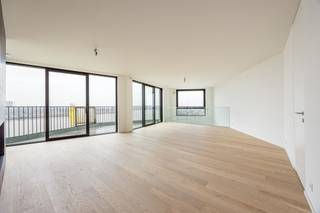 R!VERT, verwijzend naar de imposante rivier De Schelde enerzijds en naar de groene gevel dat het project zal krijgen anderzijds. Met 21 appartementen en 3 penthouses, verdeeld over negen verdiepingen is dit nieuwe project aan de kaaien, hét nieuwe wooncomplex in Antwerpen. <br /><br />De ambitie? De puntjes op de i zetten. Afgewerkt met de meest kwalitatieve materialen, verzorgd tot in de kleinste details, en dit eveneens door gebruik te maken van duurzame materialen. <br /><br />Dit nieuwbouwproject aan de Van Meterenkaai, telt naast de handelsruimte op het gelijkvloers 24 wooneenheden. Elke verdieping zal bestaan uit twee royale twee-slaapkamerappartementen van 95 m² of 110 m² en één één-slaapkamer appartement van 50 m² met telkens grote terrassen en panoramische uitzicht. <br />Het neusje van de zalm: op de twee bovenste verdiepingen komen drie indrukwekkende duplex-penthouses met een oppervlakte van 200 m² voor de twee grote entiteiten en van 100 m² voor de kleinere entiteit. En ook hier zullen de sublieme terrassen niet ontbreken. <br /><br />Gelegen aan de Schelde op de Van Meterenkaai, wandelen naar het MAS en de culinaire hotspots, fietsend langs de kaaien, u woont hier op dé hotspot van Antwerpen! <br />Ook gunstig nabij belangrijke invalswegen. <br /><br />Kortom, wonen zonder zorgen in eindeloze luxe waarbij al de appartementen, zonder uitzondering, zicht hebben op het water. <br /><br />Hebben we uw interesse gewekt? <br />Contacteer ons voor meer informatie of een bezichtiging ter plaatse.