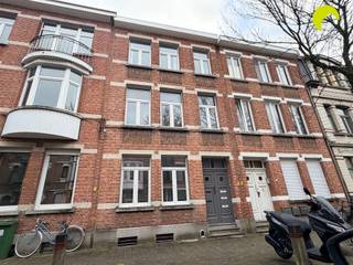 Gezellig appartement in een rustige straat, nabij openbaar vervoer! Indeling:We nemen de trap naar de eerste verdieping, hier betreden we het...