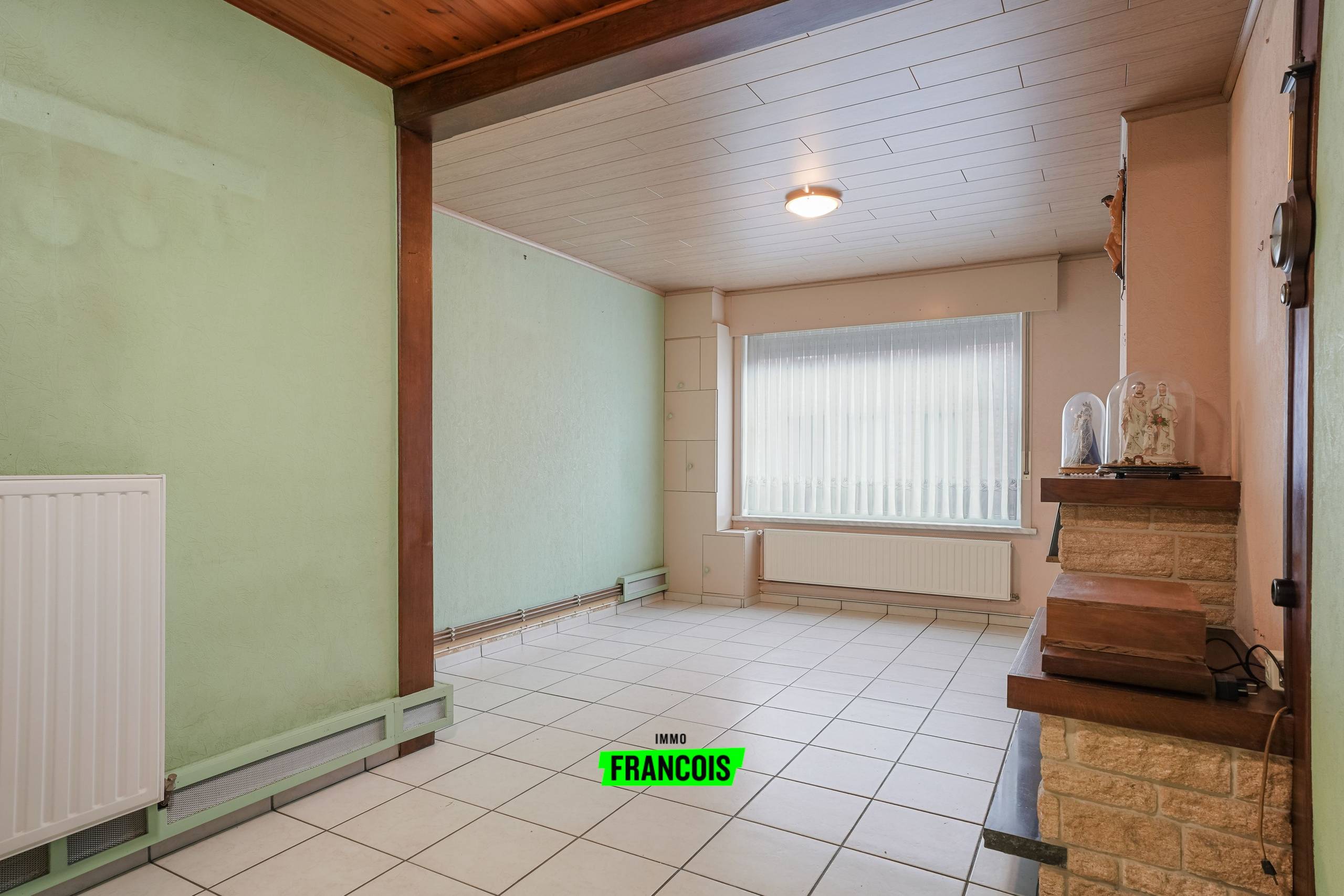 Halfopen woning met zij-uitweg en zuidgerichte tuin op topligging in Poperinge. - foto 2