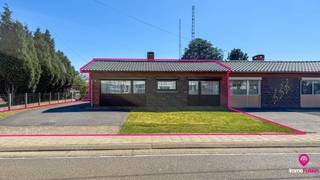 <div>
<section>
<div>
<div>
<div>
<div>
<div>
<div>
<p>Bij ImmoFusion 7/7 “open huis” : klik op onze 3D-TOUR.<br />Ervaar vastgoed alsof je er zelf doorloopt!</p>
<p><br />Welkom in deze rustig gelegen gelijkvloerse woning op een mooi perceel van maar liefst 704m². Deze woning biedt tal van mogelijkheden en is ideaal voor wie comfortabel wonen op één niveau weet te appreciëren.</p>
<p><br />Bij het betreden van de woning kom je terecht in de inkomhal, waar voldoende ruimte is voorzien voor jassen en schoenen. Van hieruit bereik je de gezellige leefruimte, die zich kenmerkt door een aangename lichtinval en een warme uitstraling. De living biedt voldoende plaats voor zowel een zithoek als een eettafel en wordt gezellig gemaakt door de aanwezige kachel, perfect voor knusse avonden.</p>
<p><br />Aansluitend bevindt zich de keuken, uitgerust met een oven en kookplaat. Hier is bovendien ruimte voorzien om een eettafel te plaatsen, wat zorgt voor een praktische en huiselijke indeling.</p>
<p><br />De woning beschikt over drie slaapkamers, waarvan één momenteel ingericht is als bureauruimte met zithoek, ideaal voor thuiswerk of als hobbykamer. De andere twee slaapkamers zijn volwaardig en ruim genoeg voor een tweepersoonsbed en kasten.</p>
<p><br />De badkamer is functioneel ingericht met een douche, een toilet en opbergkasten.</p>
<p><br />Verder is er een inpandige garage aanwezig, die vlot bereikbaar is en biedt voor het parkeren van een wagen of extra opslagruimte.</p>
<p><br />Pluspunten:</p>
- Gelijkvloers wonen<br />- 3 slaapkamers<br />- Ruim perceel van 704m²<br />- Volledig omheinde tuin<br />- Inpandige garage<br />- Rustige ligging met goede bereikbaarheid<br />- Gezellige leefruimte met kachel<br />
<p><br />Voor een bezichtiging ter plaatse of meer info, bel ons op 078/78.78.70, of kom gewoon binnen op ons kantoor, steeds welkom!</p>
</div>
</div>
</div>
</div>
</div>
</div>
</section>
</div>