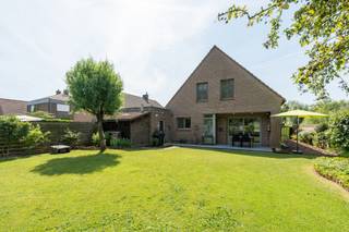 <p>KIJKDAG 9 & 11 JULI - RESERVEER UW AFSPRAAK VIA WWW.LISTINGS.BE. <br />Deze <strong>gemoderniseerde en goed onderhouden</strong> woning bevindt zich in een <strong>uiterst gegeerde en kindvriendelijke buurt.</strong> De woning is gelegen in een rustige, doodlopende straat die uitgeeft op een fiets-/ wandelpad richting het dorp. Ze beschikt over <strong>vier gevels </strong>en als bijkomende troef is er een <strong>royale en zonnige tuin </strong>achteraan met zijdelingse ingang en <b>omgeven door groen.</b></p>
<p><strong>Indeling:<br /></strong><span>Gelijkvloers:</span><br />U betreedt de woning via de ruime inkomhal, die rechtstreeks toegang verleent tot de overige ruimtes op het gelijkvloers. De <strong>lichtrijke leefruimte</strong> is voldoende ruim voor zowel een eet- als zitgedeelte. Deze ruimte beschikt tevens over een <strong>open bureauruimte</strong> met maatkasten. Naast de leefruimte bevindt zich de <strong>volledig ingerichte en gerenoveerde</strong> keuken met hoogwaardige materialen en toestellen. Vanuit zowel de leefruimte als de keuken bereikt u de ruime tuin achteraan. In de inkomhal bevindt zich nog een apart toilet en een directe doorgang naar de uitgestrekte garage met achteraan een wasplaats (voorzien van ingemaakte kasten) die wederom aansluit op de tuin. De tuin kenmerkt zich door haar <strong>open karakter</strong> en vormt een <strong>oase van rust</strong>. De tuin beschikt over een praktisch tuinhuis, is reeds volledig afgesloten en er is een drainagesysteem voorzien.</p>
<p>De <span>eerste verdieping</span> beschikt over <strong>vier ruime slaapkamers</strong>. Verder bevindt zich hier een berging met toegang naar een bergzolder en een grote badkamer met vernieuwde wastafel en werkblad. De badkamer werd verder ingericht met een bad in douche combinatie en een toilet. <br /><strong><br />Indeling:<br /></strong>Energiezuinige woning <strong>EPC label B</strong>;<br />Elektriciteit conform AREI;<br /><b>Asbestveilig</b>;<br />Nieuwe verwarmingsketel (HR-condensatie);<br />Inbraakwerende, superisolerende beglazing;<br />Kruipkelder;<br /><strong>Oprit met garage</strong> – meerdere staanplaatsen;<br /><strong>A-locatie</strong>.<br /><br /><strong>Ligging:</strong><br />Op wandelafstand van de dorpskern met winkels, horeca en grootwarenhuis in de directe nabijheid. Bovendien is de ligging ideaal als verbindingsweg naar de E313 en de E34.</p>