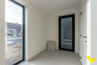 Moderne en energiezuinige gezinswoning!Deze prachtige nieuwbouw half open bebouwing is gelegen in een doodlopende straat met alle faciliteiten in de...