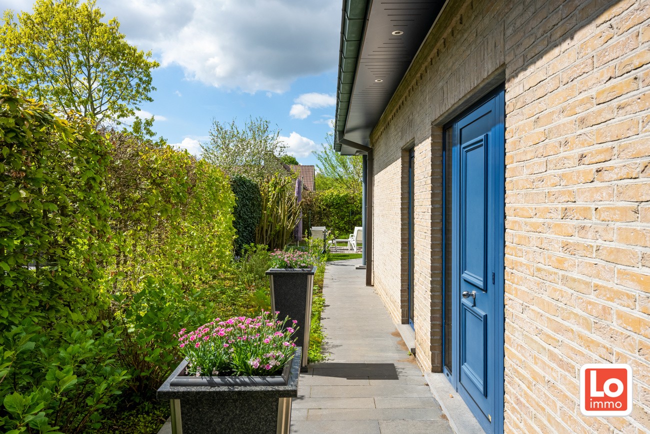 Instap klare open woning met inpandige dubbele garage én zwembad op een rustige locatie nabij het centrum van Zaffelare! - foto 5
