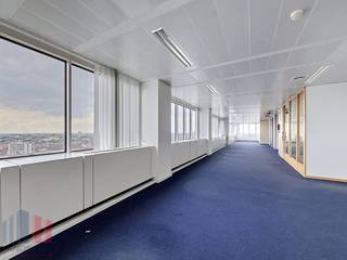 Hoogwaardige kantoorruimte van <strong>401m²</strong> te huur in een toekomstgericht kantoorgebouw in Brussel.<br /><br />Gelegen op een absolute toplocatie, geniet deze site van een uitzonderlijke zichtbaarheid en een uitstekende bereikbaarheid via belangrijke verkeersassen. Dankzij de nabijheid van het openbaar vervoer zijn de stations Brussels-Luxembourg (10 min), Brussels-Central (15 min), Brussels-Midi (20 min) en Brussels-North (25 min) vlot bereikbaar.<br /><br />Dit kantoor combineert comfort, veiligheid en efficiëntie dankzij <strong>LED-verlichting</strong>, dubbele beglazing, toegangscontrole en een alarmsysteem, aangevuld met moderne vergaderfaciliteiten, lockers, douches, een stijlvolle vernieuwde lobbyreceptie en 9 liften. Bovendien beschikt het gebouw over een <strong>BREEAM In-Use Excellent-certificering</strong>, wat de focus op duurzaamheid, technologie en gebruikscomfort onderstreept.<br /><br />Gebruikers genieten bovendien van een uitgebreid aanbod aan faciliteiten, waaronder een fitnessruimte, de stijlvolle wine bar lounge L'Étiquette, Restaurant BON en een moderne coffee & food zone.<br />Met in totaal<strong> 279 parkeerplaatsen</strong>, waarvan <strong>34 met laadpunten</strong>, en meer dan <strong>150 fietsparkeerplaatsen</strong>, is een optimale bereikbaarheid gegarandeerd.<br /><br />Contacteer<strong> PANORAMA B2B</strong> voor meer informatie of een vrijblijvend plaatsbezoek via <strong>0477 09 00 09</strong>.