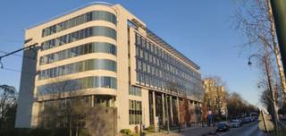 Moderne kantoren te huur bij de ingang van het Terkamerenbos en de Franklin Rooseveltlaan. Het gebouw ligt naast het Hippodrome, vlakbij het station van Boisfort en is gemakkelijk bereikbaar via de ringweg en de snelweg E411. <br />Oppervlakte: 1.120 m²<br />Archief: 90 €/m²/jaar (exclusief lasten en belastingen 29,5 €/m²/jaar)<br />Binnenparking: 1.800 €/plaats/jaar (exclusief kosten en belastingen 457 €/plaats/jaar)