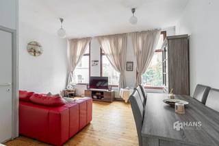 <p><span>Het pand ligt in hartje Zurenborg, op slechts enkele passen van de bruisende Dageraadplaats, waar je een brede keuze aan fijne eetadresjes en leuke cafés vindt. De bereikbaarheid is hier een absolute troef: verschillende buslijnen liggen binnen handbereik en zowel het Centraal Station als Berchem-Station bevinden zich op korte afstand. Bovendien zijn er tal van velo-stations in de buurt, ideaal om je snel en gemakkelijk door de stad te verplaatsen. Kortom: een uitstekende locatie voor wie wil genieten van het bruisende stadsleven met optimale mobiliteit!</span></p><p><span>Naast de uitstekende ligging biedt deze woning een bewoonbare oppervlakte van 120 m². Doorheen de jaren werden al verschillende vernieuwingen uitgevoerd: zo is het dak geïsoleerd met … cm PUR/PIR, is de elektriciteit conform tot 2038 en werd ook de kelder van 30 m² grondig aangepakt. Daarnaast werd de badkamer op het gelijkvloers reeds vernieuwd.</span></p><p><span>Je betreedt de woning via de inkom- en traphal. Vooraan op het gelijkvloers bevindt zich een multifunctionele ruimte van 16 m², die veel invulmogelijkheden biedt. Aan de achterzijde ligt de vernieuwde badkamer van 4 m², uitgerust met een toilet, douchecabine en lavabomeubel.</span></p><p><span>Op de eerste verdieping bevindt zich de lichtrijke leefruimte met open keuken, samen goed voor zo</span><span>’</span><span>n 31 m². Een verdieping hoger treffen we twee slaapkamers van 9 m² en 12 m², een aparte wc en een tweede badkamer van 5 m² met douchecabine en lavabomeubel. De bovenste verdieping, bereikbaar via een vaste trap, herbergt een derde slaapkamer van 13 m².</span></p><p><span>Droom jij er van om te wonen in hartje Antwerpen? Mis deze kans niet! Bewoonbare opp. 120 m² ref.: bruto vloeropp. EPC-certificaat Voor meer info of een gratis schatting surf naar </span><span><span>www.hansimmo.be</span></span></p><p><span> </span></p>
