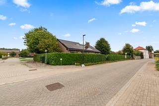 <p><strong>Ruime open bebouwing in een groene en landelijke omgeving van Erps-Kwerps.</strong><br />Deze woning uit 1976 combineert comfortabel gelijkvloers wonen met een ruime open bebouwing op een perceel van 10a25ca. Dankzij het EPC-label B en de aanwezige zonnepanelen is er geen renovatieplicht, wat meteen zorgt voor extra gemoedsrust. De grote, groene tuin van 360 m² biedt veel privacy en ruimte om volop van het buitenleven te genieten. De zolder is flexibel inzetbaar als hobbyruimte, extra stockage of toekomstige uitbreiding. Bovendien geniet de woning van een rustige ligging in een bosrijke omgeving, met scholen, apothekers en openbaar vervoer in de nabijheid. Ruime parkeergelegenheid en een laadpaal maken het plaatje compleet.<br /><br /><u><strong>Belangrijkste ruimtes:</strong></u><br />• Inkomhal met toegang tot de verschillende leefruimtes<br />• Lichtrijke living met aangename connectie naar buiten<br />• Functionele keuken met praktische indeling<br />• 3 slaapkamers met diverse invullingsmogelijkheden<br />• Badkamer centraal in de woning<br />• Bureel ideaal voor thuiswerk of hobbyruimte<br />• Berging voor extra stockage<br />• Zolder flexibel inzetbaar volgens eigen noden<br />• Garage, parkeerplaats en laadpaal bij de woning<br />• Terras en groene tuin van 360 m²<br /><br /><u><strong>Troeven:</strong></u><br />• EPC-label B met zonnepanelen, zonder renovatieplicht<br />• Ruime open bebouwing op een perceel van 10a25ca<br />• Gelijkvloers wonen met multifunctionele zolder<br />• Laadpaal en ruime parkeergelegenheid<br />• Scholen en apothekers in de buurt<br /><br />Meer informatie of een bezoek met Nicolas Geeraerts? Contacteer ons via +3223351115<br />JOUW DROOMHUIS. ZO GEVONDEN!</p>
