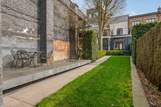 Zeer gunstig en centraal gelegen herenwoning op wandelafstand van alle winkels en scholen. Dit huis bevindt zich tevens in een rustige straat, ideaal voor gezin met kinderen! Het is tevens makkelijk bereikbaar op slechts enkele minuten rijden van de oprit A12 Antwerpen-Brussel & het openbaar vervoer (bus én trein) ligt in de onmiddellijke omgeving.<br /><br />In 2021 werd deze karaktervolle woning kwalitatief gerenoveerd met gebruik van hoogwaardige materialen & behoud van authentieke elementen, zoals de prachtige schouwen en mouluren. Alarminstallatie en domotica zijn voorzien. Zeer goede EPC score: Label B. De keuring van de elektriciteit is volledig conform. Het huis heeft een bewoonbare oppervlakte van 250m2. Het is volledig onderkelderd en bestaat op -1 uit verschillende compartimenten. Het GELIJKVLOERS betreed je via de authentieke inkomhal. Vervolgens vind je de traphal, een andere gang met ingemaakte kast, een apart gastentoilet, een ruime 3-delige woonkamer op parketvloer en een volledig ingerichte keuken. Op de TUSSENVERDIEPING is een badkamer volledig ingericht met een 2e toilet. De 1e VERDIEPING is ingedeeld in een traphal, een hal en 3 slaapkamers. Tenslotte telt de 2e VERDIEPING een hal, 2 slaapkamers en een gedeeltelijk afgewerkte zolderkamer. Verder beschikt dit pand nog over een mooie, zongerichte tuin met terras en uitweg achteraan. Er is voldoende parkeergelegenheid in de straat. Privé parkeren voor meerdere wagens is mogelijk achteraan het perceel via de uitweg. <br /><br />Dit herenhuis werd zeer stijlvol afgewerkt en perfect onderhouden!<br /><br />📞 Contacteer ons voor meer informatie of een bezichtiging ter plaatse via 03 459 99 99 of info@leximmo.be! <br /><br />