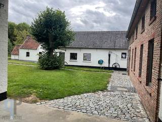 Topgelegen 5-slk woning met bijgebouwen op 6370m² omgeven door velden in doodlopend straatje dat uitmondt een veldweg. Op te frissen...
