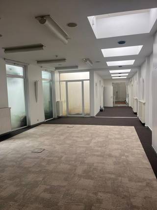 <p><span>Dit kantoorgeheel van circa 422 m² is gelegen in de Europese wijk van Brussel, op korte afstand van de metro. Een bijzonder pluspunt zijn de twee afzonderlijke toegangen via de Tweekerkenstraat en de Maria-Theresiastraat.</span></p>
<p><span>Het pand bestaat uit twee complementaire delen:</span></p>
<ul>
<li>
<p><strong><span>Tweekerkenstraat 44:</span></strong><span> circa 108 m² op het gelijkvloers, met kantoren, een open werkruimte en een kitchenette, evenals een kelderverdieping van circa 85 m² met vergaderzaal, archiefruimte, toiletten en een doucheruimte.</span></p>
</li>
<li>
<p><strong><span>Maria-Theresiastraat 33:</span></strong><span> circa 193 m² op het gelijkvloers, met een ruime open kantoorruimte, een kopieerruimte en toiletten, evenals een kelderverdieping van circa 36 m² met kelders, sanitaire voorzieningen en een technische ruimte.</span></p>
</li>
</ul>
<p><span>Dankzij de flexibele indeling kunnen de kantoren gedeeltelijk worden opgesplitst in twee afzonderlijke entiteiten. Dit maakt het pand bijzonder geschikt voor een onderneming, een vrij beroep of een investeerder die de ruimtes afzonderlijk wil verhuren.</span></p>
<p><span>Het pand verkeert in het algemeen in goede staat van onderhoud en beschikt onder meer over centrale verwarming op gas, dubbele beglazing bij een deel van de ramen, meerdere sanitaire voorzieningen en een recente elektrische installatie.</span></p>
<p><span>Gelegen in een gegeerde residentiële en zakelijke wijk, vlak bij de Europese instellingen en het openbaar vervoer, biedt dit pand een interessante opportuniteit voor eigen professioneel gebruik of als vastgoedinvestering.</span></p>
<p><strong><span>Vraagprijs: € 590.000</span></strong></p>