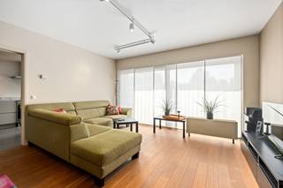 [[ DIT PAND NEEMT DEEL AAN DE ERA OPEN HUIZEN DAG OP 19/9 VAN 11:00 TOT 12:00 ]]
<p>Comfortabel appartement in Zwijndrecht, centraal gelegen aan de Pastoor Coplaan met voorzieningen binnen handbereik.</p>

<p>Dit appartement combineert een praktische indeling met een gunstige ligging in Beveren-Kruibeke-Zwijndrecht. Dankzij de centrale positie aan de Pastoor Coplaan geniet u van een vlotte verbinding naar het centrum van Zwijndrecht en omliggende gemeenten. Lokale winkels, horeca, scholen en dagelijkse voorzieningen bevinden zich in de onmiddellijke omgeving, wat het appartement bijzonder interessant maakt voor wie comfortabel en centraal wil wonen. De leefruimte en keuken vormen een aangename basis voor dagelijks wooncomfort, terwijl de twee slaapkamers extra mogelijkheden bieden voor gezinnen, koppels of thuiswerk.</p>

<p>Belangrijkste ruimtes:<br />• Living met aangename leefruimte en natuurlijke lichtinval<br />• Keuken uitgerust met vaatwasser, dampkap, koelkast, gaskookplaat en elektrische oven<br />• 2 slaapkamers met praktische indeling<br />• Badkamer met ligbad en dubbele wastafel in meubel<br />• Berging met aansluiting voor wasmachine en droogkast<br />• Apart toilet met handenwasser<br />• Garage optioneel aan te kopen voor €29.000.</p>

<p>Troeven:<br />• Centrale ligging aan de Pastoor Coplaan met winkels en horeca vlakbij<br />• Vlotte bereikbaarheid naar Zwijndrecht en omliggende gemeenten<br />• Praktisch appartement met 2 slaapkamers en garage</p>

<p>Neem vandaag nog contact op met je ERA-makelaar voor een bezoek. JOUW DROOMAPPARTEMENT. ZO GEVONDEN!</p>