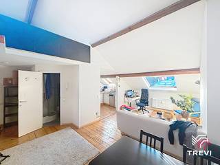 <p><strong>BRUSSEL, tussen het Warandepark en de Sint-Michiels- en Sint-Goedelekathedraal, dicht bij het openbaar vervoer en alle voorzieningen, appartement met 1 slaapkamer + bureau van ±60m² bewoonbare oppervlakte.</strong></p>
<p><span>Op de 5e verdieping (zonder lift):</span></p>
<ul>
<li>
<p>Inkomhal</p>
</li>
<li>
<p>Woonkamer van ±23m² (6,6m x 3,5m)</p>
</li>
<li>
<p>Hyper-uitgeruste keuken (oven, kookplaat, dampkap, koelkast/vriezer, vaatwasser)</p>
</li>
<li>
<p>Slaapkamer van ±12m² (3,5m x 3,5m)</p>
</li>
<li>
<p>Bureau op mezzanine van ±7m² (3m x 2,3m)</p>
</li>
<li>
<p>Douchekamer (douche, wc, wastafel)</p>
</li>
</ul>
<p>Vrij op 01/01/2027</p>
<p>Provisie voor lasten: € 50/maand (gemeenschappelijke delen)</p>
<p>EPC G.</p>
<p>Afmetingen worden ter indicatie gegeven.</p>