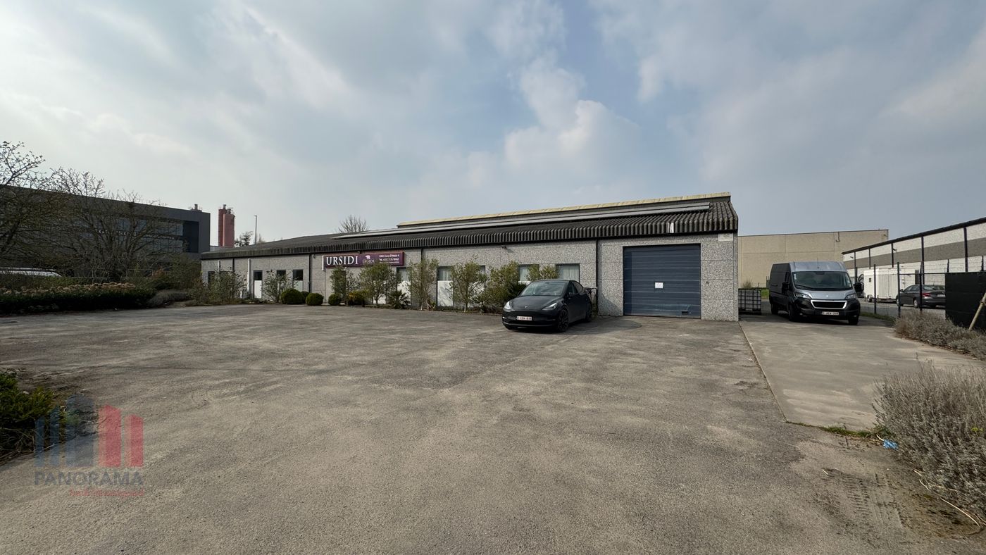 Bâtiment industriel de 737 m² avec bureaux et espace de vie sur un terrain de 2 668 m². - photo 1