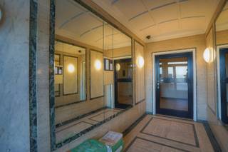 Kom je graag uitwaaien aan de zee ?<br />Hier is ALTIJD een rustgevend vergezicht.<br />Gelegen in een klassevol gebouw met marmeren inkomhal, op het beste deel van de Promenade, op enkele stappen van de casino nodigt dit appt uit om er zelfs permanent te komen wonen.<br />Op het 1e, dus als de lift bezet is, gn probleem om snel je woonst te bereiken.Instapklaar met dubbel glas, overal egale vloertegel, open en geheel uitgeruste keuken, apart toilet en mooie badkamer met ligbad, vernieuwde elektro. Indien gewenst is er plaats voor een 2e toilet en extra douche.<br />Het bakon ad achterkant is zuidgericht, doch bij gelijk welk weer zal het toch eerder strand, dijk of stad worden. Het goed aangeschreven resto eronder is een plus. <br />Gemeenschapp. fietsenberging, vlakbij mogelijkheid tot huren autostaanplaats<br />Het gebouw kreeg onlangs videofonie, moderne lift en achtergevelisolatie. De voorgevel is uit zijn verpakking (na verlof wordt laatste deeltje gedaan), er zijn nu ook balustrades. EPC was vòòr deze werken B, daarmee is het nu zeker A. <br />AANRADER ! Onmiddellijk vrij.