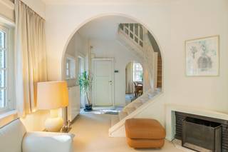 Découvrez cette superbe villa idéalement située dans le quartier très prisé du Montjoie offrant un cadre de vie paisible à deux pas des commodités...