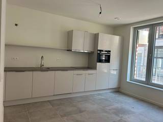 Dit appartement op het gelijkvloers in nieuwbouwproject Hof Berlamuze combineert eigentijds wooncomfort met een groene en rustige omgeving, op wandelafstand van de historische binnenstad van Lier. <br /><br />De indeling is doordacht en praktisch: een grote slaapkamer achteraan met aansluitende dressing, een 2e slaapkamer vooraan, een open keuken met eetkamer vooraan en een leefruimte achteraan, met zicht op de tuin.<br /><br />De badkamer is stijlvol ingericht en voorzien van een inloopdouche, een bad en een modern lavabomeubel*. Er is een aparte WC en een berging.<br /><br />Het appartement is afgewerkt met kwalitatieve, onderhoudsvriendelijke materialen en uitgerust met energiezuinige vloerverwarming (verwarmen én koelen), wat garant staat voor een aangenaam comfort. <br /><br />Er is een omheinde Zuid-gerichte tuin van 85m2 en u hebt toegang tot een fietsenstalling.<br /><br />Huurvoorwaarden:<br />-Huurprijs : 1.350 Euro/maand<br />-Bijkomende provisie : 110 Euro/maand<br />-Aparte meterstanden ter eigen afrekening van privatief water en elektriciteitsverbruik.<br />-1-jarig huurcontract, stilzwijgend verlengbaar<br />-Maximaal 4 personen<br />-3 maanden huurwaarborg<br />-beschikbaar vanaf 1/10.<br /><br />* Momenteel zijn wij nog hard aan het verder werken aan keuken en badkamer. Foto's volgen zsm. Bezichtigingen mogelijk vanaf 1/9. U kan zich alvast inschrijven !<br /><br />Info of afspraak: wonen@fidesinvest.be - 03 232 54 00
