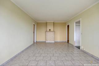 Dit ruime appartement bevindt zich in een verzorgd gebouw op een uitstekende ligging, vlakbij het groene Rivierenhof en in de onmiddellijke nabijheid van winkels, openbaar vervoer en andere voorzieningen.<br /><br />Via de inkomhal, die beschikt over drie praktische ingemaakte kasten, betreed je het appartement. Deze ruimte leent zich perfect als vestiaire en biedt meteen extra bergruimte.<br /><br />De leefruimte van ca. 27 m² geniet van veel natuurlijke lichtinval en sluit aan op de aparte keuken. Het appartement beschikt verder over twee volwaardige slaapkamers van respectievelijk ca. 15 m² en 10 m².<br /><br />De badkamer is functioneel ingericht met een inloopdouche, wastafel en aansluiting voor wasmachine en droogkast. Daarnaast is er een apart gastentoilet aanwezig.<br />Tot slot is er nog een privatieve kelderberging inbegrepen.<br /><br />Dankzij de praktische indeling en de gunstige ligging vormt dit een interessante opportuniteit voor zowel eigen bewoning als investering.