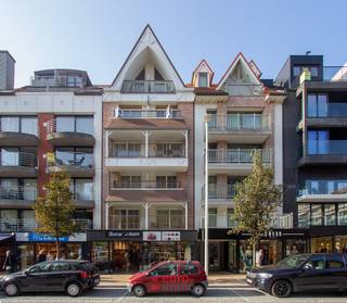 Deze parel uit 2017 ligt in het midden van de winkel/wandelstraat te Nieuwpoort-bad, op 50m van de Zeedijk! <br />Eénmaal binnengekomen valt de zéér kwaliteitsvolle afwerking meteen op. De inkomhal is voorzien van een afzonderlijk hangtoilet en berging (met wasmachine en droogkast); de 1ste, ruime slaapkamer met interne inloopdouche en wastafel zit achteraan op dezelfde 5de verdieping; de woonkamer met compleet afgewerkte keuken zijn eveneens modern ingericht; er is een zuidgericht terrasje met laterale zichten in de winkelstraat. Via de trap komen we vervolgens op de 6de verdieping waar er een nis is voor een slaaphoek; de badkamer is voorzien van een leuke inloopdouche, wastafel en handdoekenradiator; de 2de, grote slaapkamer bevindt zich achteraan. Het pand wordt verder volledig gemeubeld aangeboden. Op de benedenverdieping bevindt zich bovendien nog een kelder met strandstoelen en strandzeil die blijven staan. Langs de -1 kan u doorsteken naar de Zeedijk/het strand en omgekeerd. Ook de 3 moderne fietsen laat de eigenaar gratis staan.      <br />EPC: 70.<br /> 