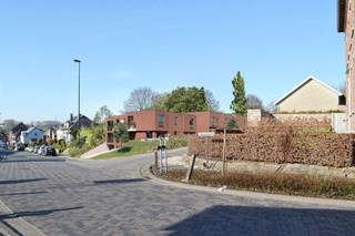 rnBinnen nieuwbouwproject De Pastorie bevindt zich dit appartement op de<strong> eerste verdieping</strong> in <strong>gebouw A </strong>van het project. Het appartement omvat een ruime inkomhal die toegang geeft tot de eet- en leefruimte met open keuken. Aansluitend aan de keuken is er een bergruimte voorzien. Via het grote schuifraam in de living bereikt men het <strong>aangename terras </strong>van 22,45 m². Verder omvat het appartement <strong>drie ruime slaapkamers,</strong> badkamer en een apart toilet. <br />In de kelderverdieping kan er een autostaanplaats en berging bij aangekocht worden.<br />Voor meer informatie, lastenboek en de plannen, contacteer Arno: 02/ 884. 23. 23 of arno@topo-immo.be<br /><br /><strong>* Prijzen vermeld in de advertentie betreft prijs excl. BTW</strong>