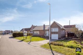 INSTAPKLARE WONING MET RUIME INDELING EN UITSTEKENDE BEREIKBAARHEID IN HERK-DE-STAD<br /><br />Op zoek naar een woning met ruimte, licht en een doordachte indeling op een vlot bereikbare locatie?<br />Deze gelijkvloerse woning op een hoekperceel is gelegen in de Molenstraat te Herk-de-Stad en geniet van een centrale ligging met een vlotte verbinding naar Hasselt, Sint-Truiden en belangrijke invalswegen. Winkels, scholen en andere voorzieningen bevinden zich in de nabije omgeving.<br /><br />Bij het betreden van de woning komt u in een ruime inkomhal die toegang geeft tot de verschillende leefruimtes. De lichtrijke leefruimte met grote raampartijen zorgt voor een aangename woonbeleving en biedt een mooi zicht op de tuin. Aansluitend bevindt zich de keuken, die functioneel is ingericht en mogelijkheden biedt om deze verder naar eigen smaak te moderniseren.<br /><br />De woning beschikt over drie volwaardige slaapkamers, wat ze bijzonder geschikt maakt voor gezinnen of voor wie extra ruimte wenst.<br /><br />Een absolute troef is de volledige ondergrondse kelderverdieping met geïntegreerde garage, die niet alleen plaats biedt voor het parkeren van een wagen, maar ook tal van extra opbergruimtes.<br /><br />Daarnaast werden de spouwmuren recent nageïsoleerd met PUR-schuim, wat bijdraagt aan een betere energie-efficiëntie. Overal zijn bovendien rolluiken aanwezig, wat zorgt voor extra comfort en privacy.<br /><br />De tuin rondom de woning en de hoekligging creëren een open gevoel, extra lichtinval en een aangenaam wooncomfort.<br /><br />Een ruime en praktisch ingedeelde woning op een centrale en uitstekend bereikbare locatie.<br /><br /><br />Voor meer info of een bezoek ter plaatse, contacteer ons op 0478 12 32 49 of mail naar ralph@vestio.com