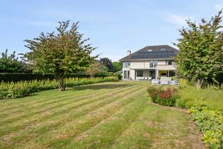 Deze grote recente kwalitatieve moderne villa is UNIEK gelegen in het charmante Moregem, 9700m2,
Binnenzwembad, tuin met privacy en absolute stilte, paardenstallen, omheinde weide en extra aangelegde tuin.
Volledig onderkelderd: prachtig nieuw binnenzwembad, bar/mancave en wijnfrigo, wellness: sauna en stoomdouche, en een sportruimte, aanpalend buiten terras met jacuzzi.
Op het gelijkvloers: inkom en traphal met vestiaire en toilet, grote lichtrijke leefruimte, aparte bureau, geïnstalleerde keuken met ontbijthoek, extra diningroom met zicht op de tuin, overdekt terras, grote dubbele garage, bijkeuken en wasplaats.
Op het 1ste verdiep: overloop, 4 grote slaapkamers (airco) en 2 badkamers.
2de verdiep; stockageruimte/dressing, en grote extra slaapkamer met eigen lavabo en bad (ideaal voor nanny).
TROEVEN: prachtige locatie aan de kerk van Moregem genietend van alle rust en privacy, LUXE-MANCAVE en binnenzwembad, grote lichtrijke ruimtes, kwalitatieve degelijke afwerking.
Bezoek na afspraak met IMMO BEGUIN; info@immobeguin.be