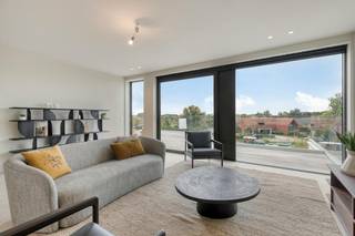 Uniek wonen aan het water in Veurne! Deze prachtige penthouse combineert een rustige ligging aan het water met de nabijheid van het bruisende stadscentrum. Op wandelafstand van de Markt en alle dagelijkse voorzieningen geniet je hier van een uitzonderlijke woonomgeving met rust, ruimte en prachtige vergezichten.<br /><br />De penthouse bevindt zich op de bovenste verdieping van een moderne residentie en beschikt over een royale woonoppervlakte van 116 m², aangevuld met een indrukwekkend zuidgericht terras van 35 m². Het terras is omringd door groendaken en vormt de ideale plek om de hele dag van de zon en het uitzicht te genieten.<br /><br />Binnen zorgt de lichtrijke leefruimte voor een aangenaam gevoel van ruimte. De moderne open keuken is uitgerust met een praktisch kookeiland, Quooker keukenkraan, kookplaat met geïntegreerde afzuiging en hoogwaardige composieten werkbladen. Verder zijn er 3 volwaardige slaapkamers, een stijlvolle badkamer met ruime inloopdouche, een afzonderlijk toilet en een praktische berging.<br /><br />Ook op vlak van energie en comfort scoort deze penthouse bijzonder sterk. Uitgevoerd als BEN-woning (Bijna-Energieneutraal) en beschikt over vloerverwarming in combinatie met een energiezuinige warmtepomp, een D-ventilatiesysteem en hoogwaardig aluminium schrijnwerk. De voorzieningen voor airconditioning zijn reeds aanwezig.<br /><br />De residentie beschikt uiteraard over een lift. Daarnaast bestaat de mogelijkheid om een ondergrondse of bovengrondse garage van 19 of 33 m² en/of een parkeerplaats aan te kopen.<br /><br />Een uitzonderlijke penthouse te koop in Veurne, op een topligging aan het water, met zuidgericht terras, 3 slaapkamers, BEN-energieprestaties en adembenemende vergezichten. Een unieke kans voor wie comfortabel, energiezuinig en centraal wil wonen!<br /><br />Bestuursmaatregelen in het maatregelenregister: nee