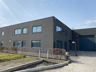 Deze afgesloten ruimte van 160 m² op de eerste verdieping is voorzien van een aparte bureauruimte en berging en biedt eindeloze mogelijkheden:...