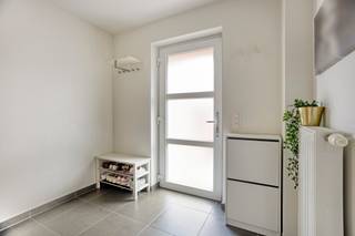 <p>Deze halfopen woning met 3 slaapkamers bevindt zich in een rustige en kindvriendelijke verkaveling op fietsafstand van het centrum van Hasselt. Dankzij de uitstekende ligging geniet je hier van een vlotte bereikbaarheid naar belangrijke invalswegen, winkels, scholen en openbaar vervoer, terwijl je toch kunt thuiskomen in een aangename woonomgeving.</p><p></p><p>Bij het betreden van de woning kom je terecht in een lichtrijke leefruimte die naadloos overgaat in de open keuken. De open indeling zorgt voor een ruimtelijk gevoel en maakt van deze ruimte het hart van de woning. Hier geniet je dagelijks van gezellige momenten met het gezin of ontvang je vrienden en familie in een aangename sfeer.</p><p></p><p>Aansluitend aan de keuken bevindt zich een praktische wasplaats die extra comfort biedt in het dagelijkse leven. Verder beschikt de woning over een inpandige garage, ideaal voor het parkeren van een wagen, fietsen of extra opslagruimte.</p><p></p><p>Op de eerste verdieping bevinden zich drie volwaardige slaapkamers die tal van mogelijkheden bieden voor gezinnen, thuiswerkers of wie graag extra ruimte ter beschikking heeft. De badkamer is functioneel ingericht en voorzien van zowel een ligbad als een douche, waardoor je kunt genieten van optimaal comfort.</p><p></p><p>Ook buiten heeft deze woning heel wat te bieden. De gezellige tuin vormt een aangename verlenging van de leefruimte en biedt voldoende plaats om te ontspannen, te tuinieren of kinderen veilig te laten spelen. Het terras is de ideale plek om te genieten van zonnige dagen en lange zomeravonden met familie en vrienden.</p><p></p><p>De combinatie van een praktische indeling, drie slaapkamers, een garage, een leuke tuin met terras en een uitstekende ligging nabij Hasselt maakt van deze woning een aantrekkelijke keuze voor gezinnen, starters en iedereen die comfortabel wil wonen op een centrale locatie.</p><p></p><p>Ben je op zoek naar een verzorgde halfopen woning met 3 slaapkamers in de omgeving van Hasselt? Contacteer ons dan voor meer informatie of een bezoek ter plaatse.</p>