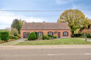 Op zoek naar een woning waar rust, natuur en ruimte samenkomen? In het landelijke Balen-Hulsen vind je deze karaktervolle te renoveren woning op...