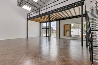 Ruime multifunctionele handels- of bureauruimte van 200m² Een grote, veelzijdige ruimte die momenteel ingericht is als sportzaal.De gelijkvloerse...