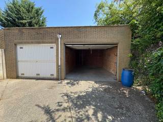Zeer ruime garagebox (+/- 20,5m²) met brede, gemakkelijk toegankelijke oprit.+/- 3,65m (B) x 5,6m (D) x 1,85m (H; dit tussen handvat poort en...