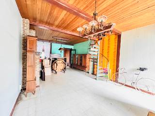 Op zoek naar je eerste woning of als investering? Dan is dit pand wel iets voor jou!<br />Woning biedt veel mogelijkheden om in te richten naar eigen smaak.<br /><br />Indeling:<br />inkomhal, living, keuken, badkamer, toilet, veranda en tuin<br />1ste verdiep: 2 slaapkamers<br />zolder (mogelijkheid voor extra slaapkamer)<br /><br />troeven:
<ul><li>veel mogelijkheden</li><li>gemakkelijk bereikbaar via de invalswegen</li><li>nabij openbaar vervoer, winkels en scholen</li></ul>