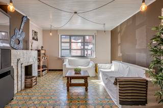 Zeer ruime gezinswoning met authenticiteit op een perceel van net geen 1000m².<br />We betreden de woning via een ruime inkomhall die toegang heeft tot de zeer ruime leefruimte. Aansluitend is een aangename leefkeuken. Verder bevinden ze op het gelijkvloers nog een afzonderlijk toilet en een eerste slaapkamer, bureau,... met zicht op de tuin.<br />Op de verdieping zijn drie royale slaapkamers en de badkamer voorzien van bad, douche, meubel en nachttoilet. De zolderruimte is momenteel ingericht als vijfde slaapkamer maar kan desgewenst nog opgesplitst worden. Bijkomende troef : zeer grote en hoge inpandige garage!<br />Op wandelafstand park Breivelde, centrum Zottegem, onderwijs, sportinfrastructuur, .... <br />Uw bezoek plant makkelijk in via 09/328.57.78<br />Raadpleeg JUNOvastgoed.be voor extra informatie en documenten!